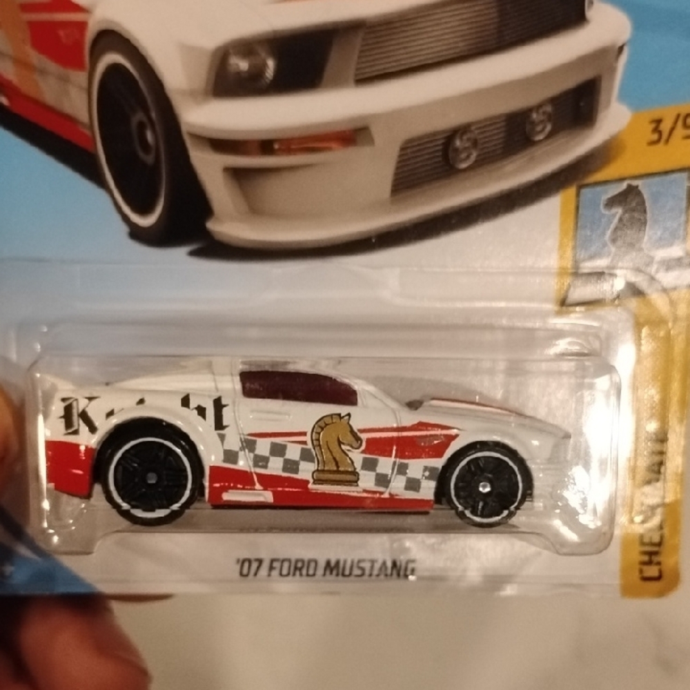 Mattel Hot Wheels '07 Ford Mustang - Red and White - Picture 2 of 8